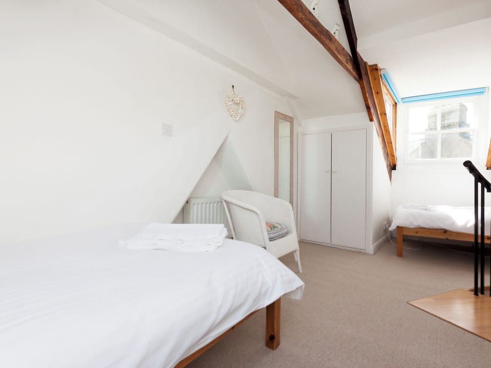 Loft room with twin beds and en-suite | Church Street 17, Salcombe