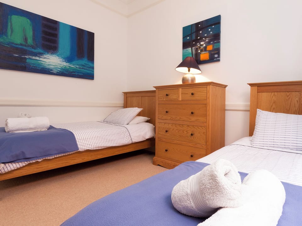 Twin bedroom | Oystercatcher, Dartmouth