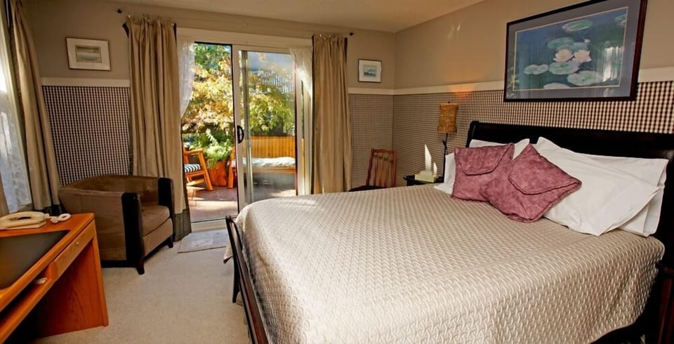 Deluxe Room | Soundproofing, WiFi (free), bed sheets