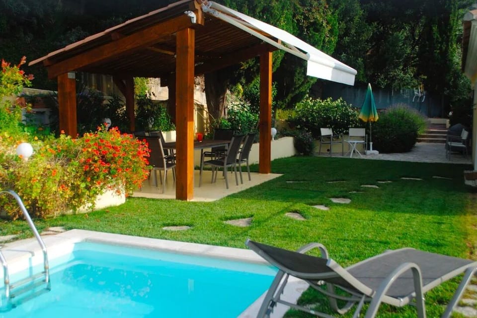 outside dining area near the pool
