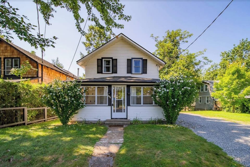 Our Quaint cottage a 1-minute walk to Erie Rd. No need to have a car to get around the Town being this close to everything! 