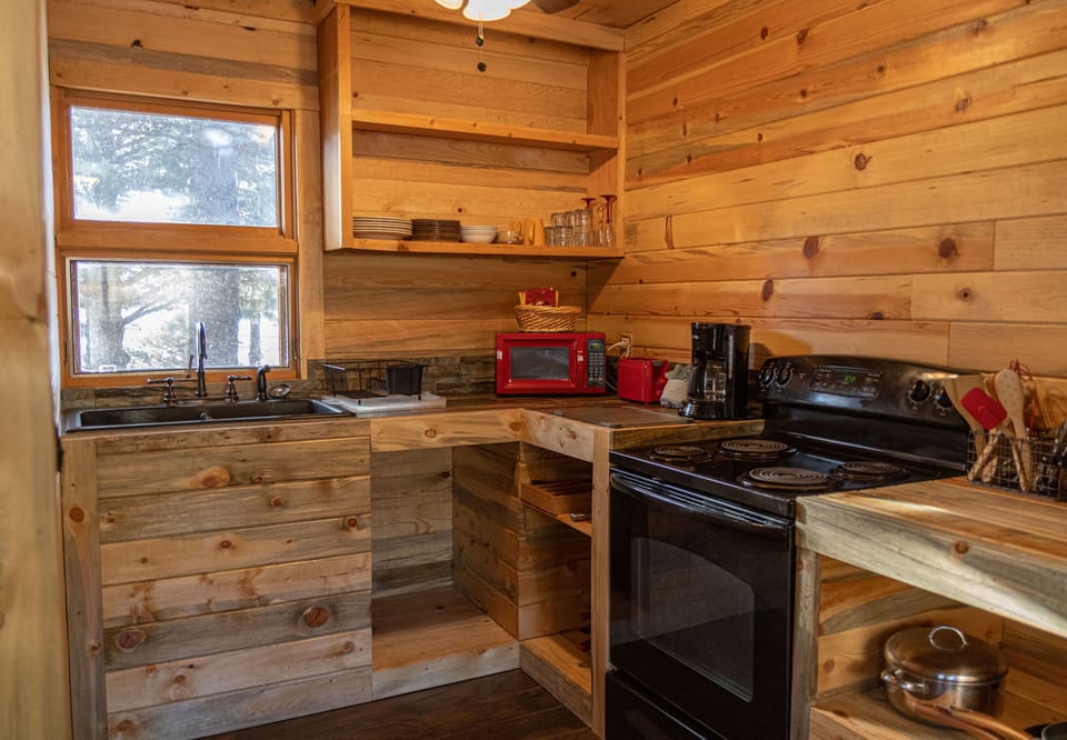Deluxe Cabin, Fireplace, Lake View | Private kitchen | Fridge, microwave, coffee/tea maker