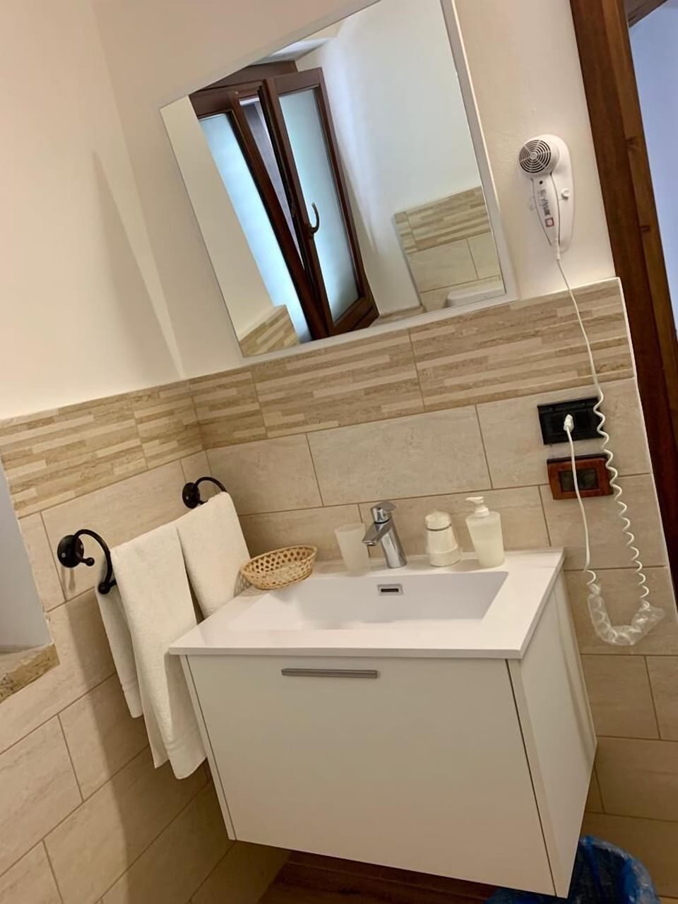 Shower, free toiletries, hair dryer, bidet