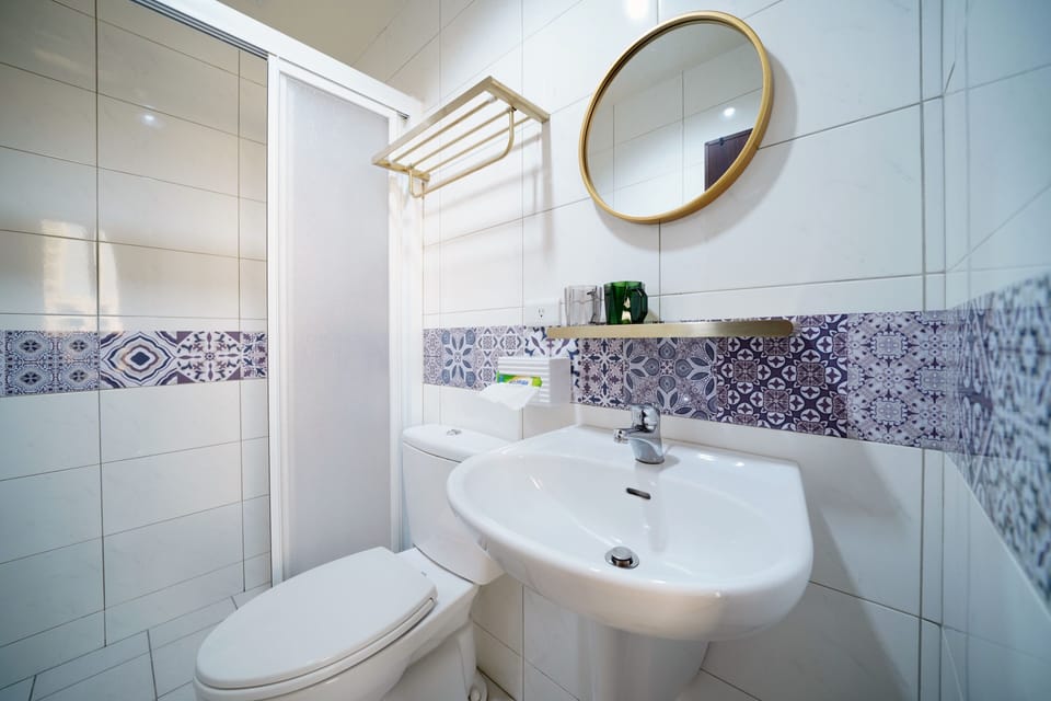 Superior Double Room | Bathroom | Shower, hair dryer, slippers, shampoo