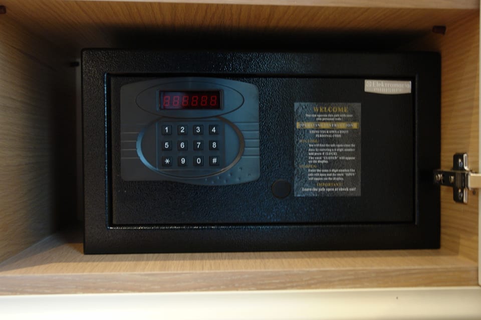 Deluxe Triple Room | Safe