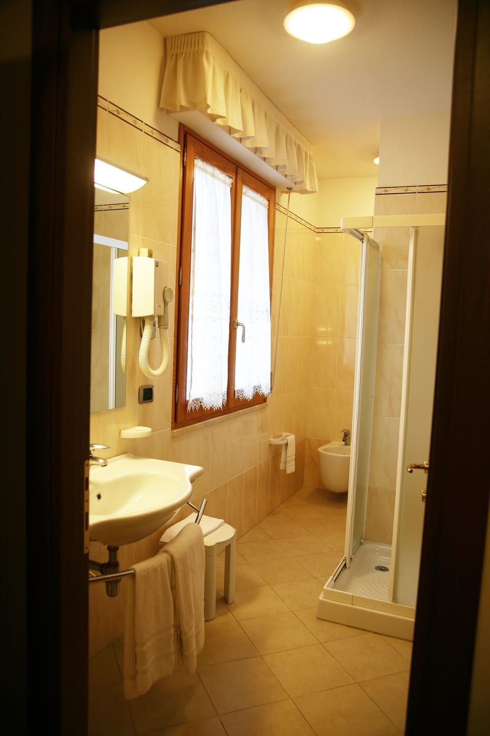 Shower, free toiletries, hair dryer