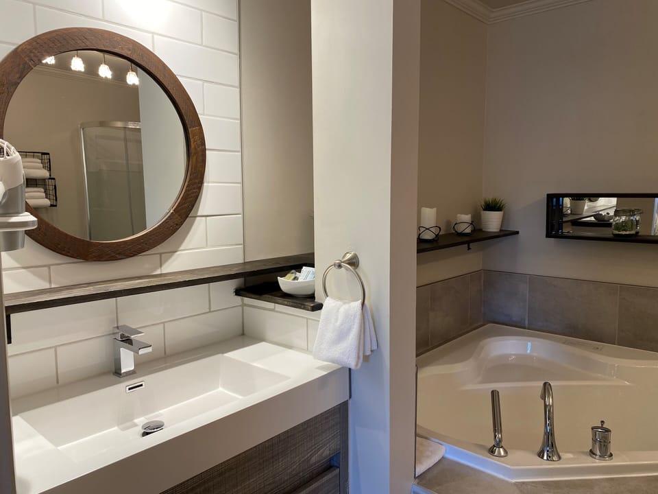 Junior Suite Exterior Entrance | Bathroom | Eco-friendly toiletries, hair dryer, towels