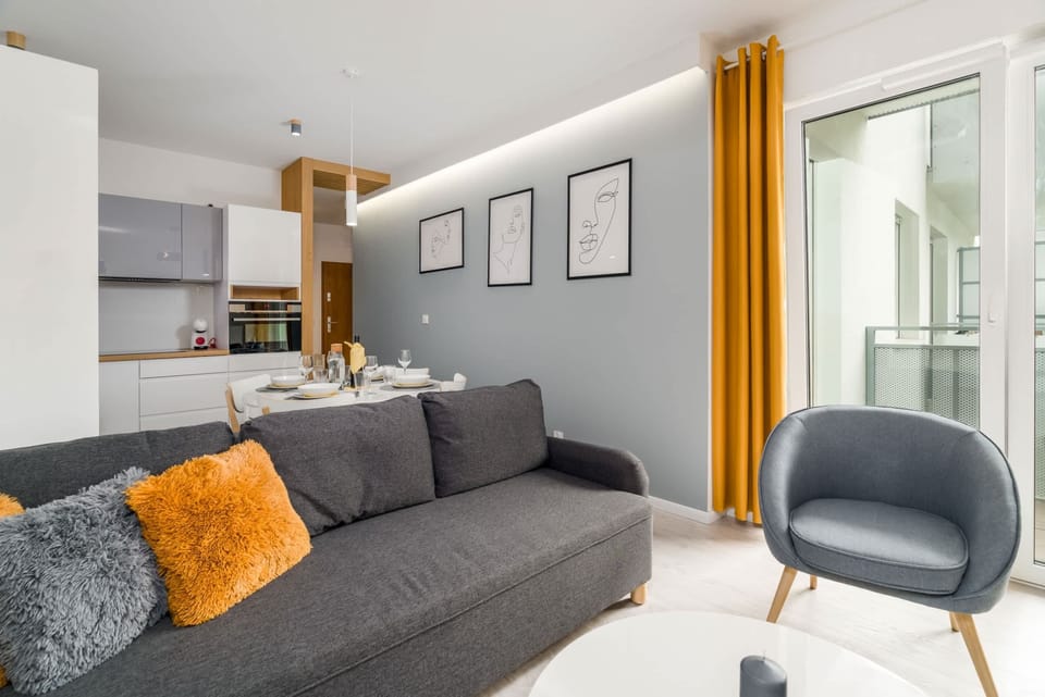 Spacious living room with full equipment. 