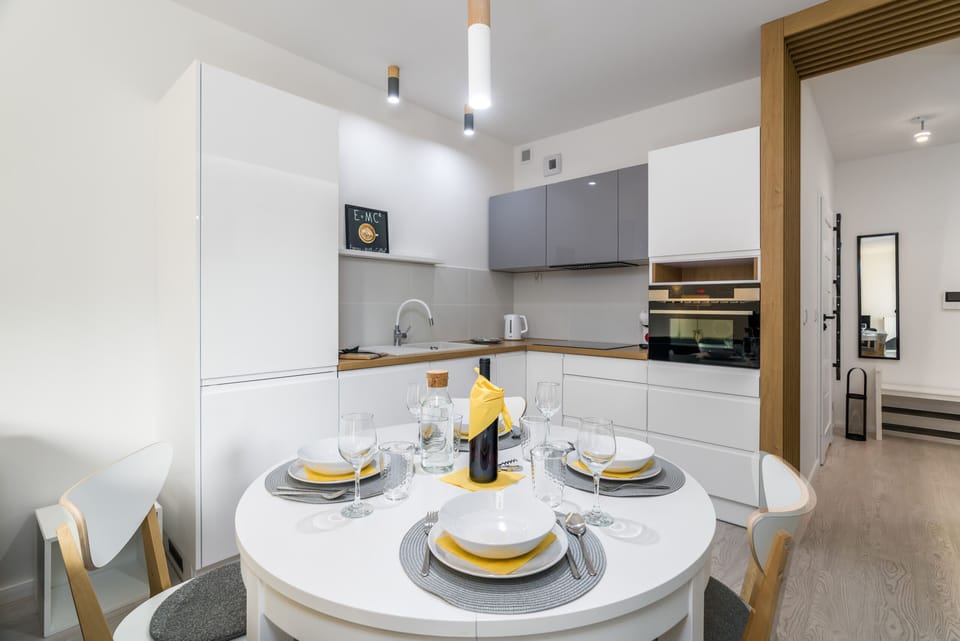 Kitchenette with plenty of kitchen utensils and dishes. 