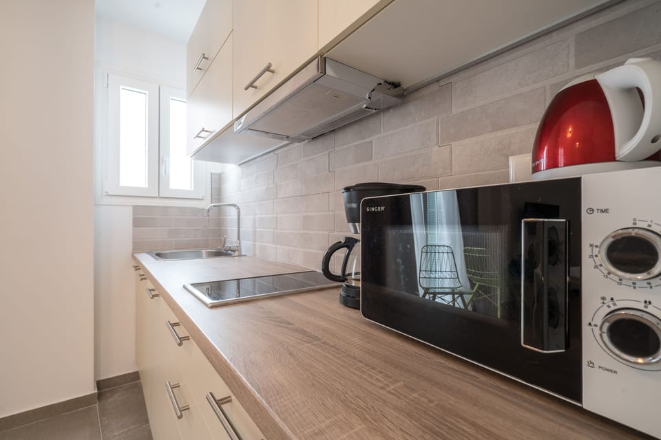Superior Apartment | Private kitchen | Fridge, microwave, oven, stovetop