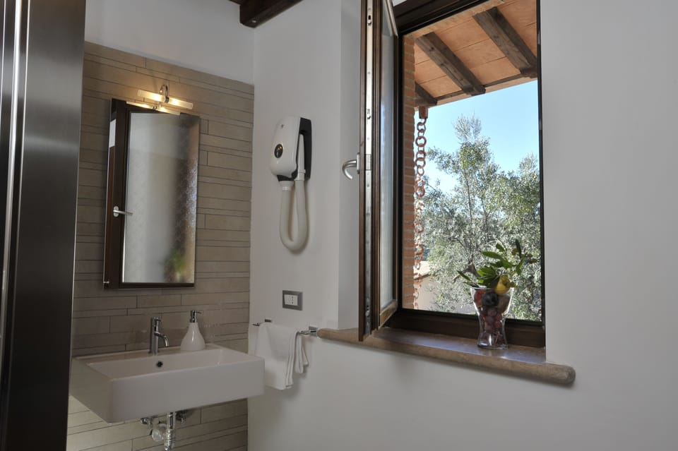 Family Apartment | Bathroom | Shower, hydromassage showerhead, free toiletries, hair dryer