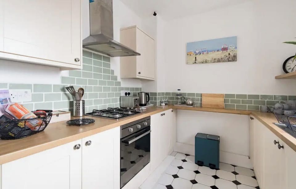 Cottage | Private kitchen | Fridge, microwave, oven, stovetop