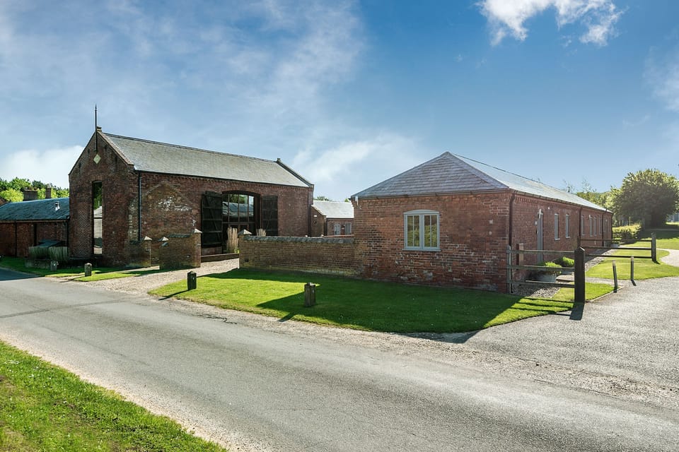 Coot Cottage & pool exterior