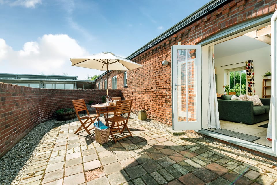 Coot Cottage courtyard