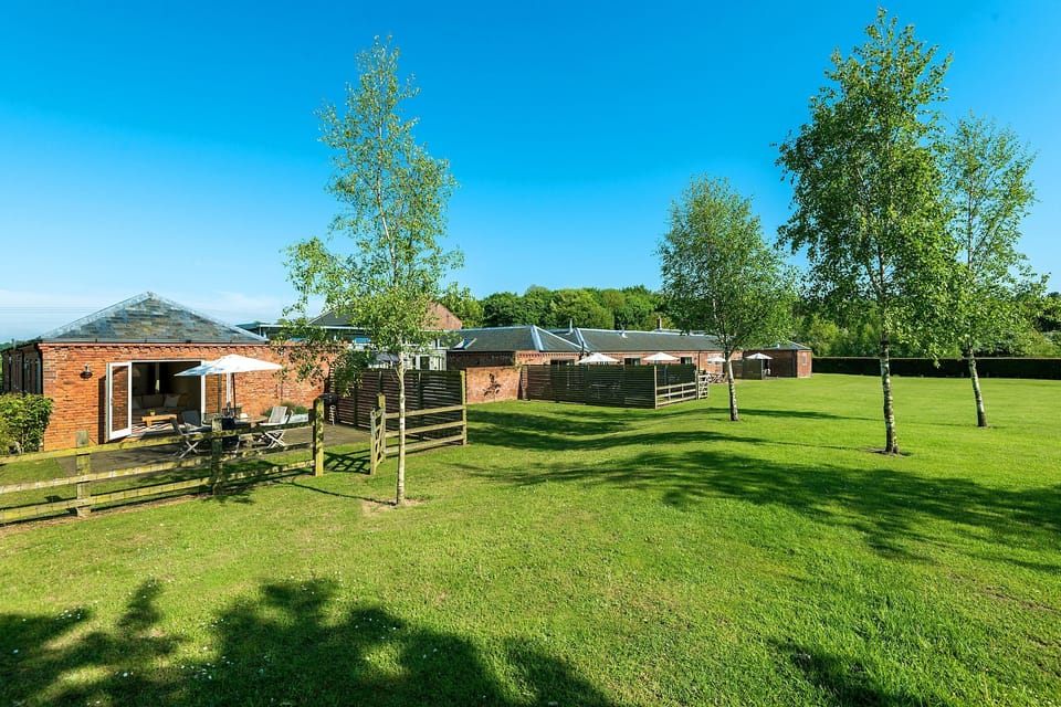Cranmer Country Cottages - Grounds