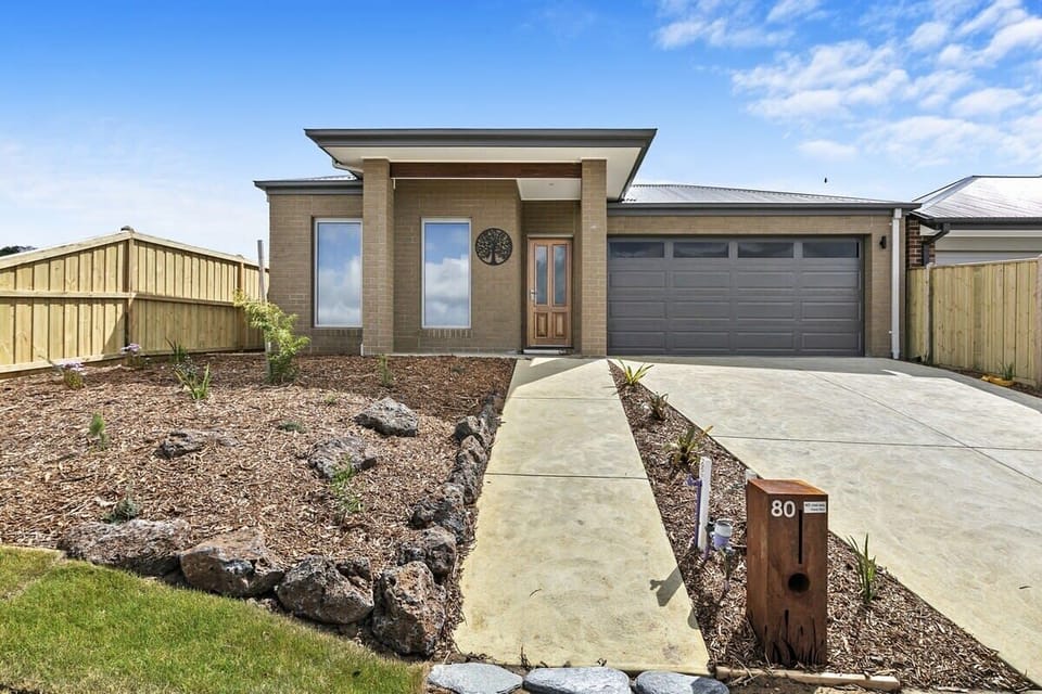This stylish, pet-friendly home in the Torquay Dunes Estate is a great place for families, couples, and business travellers alike