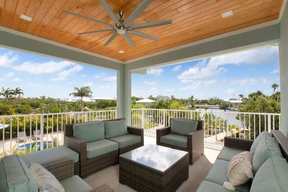 Outdoor lounge area, upstair porch