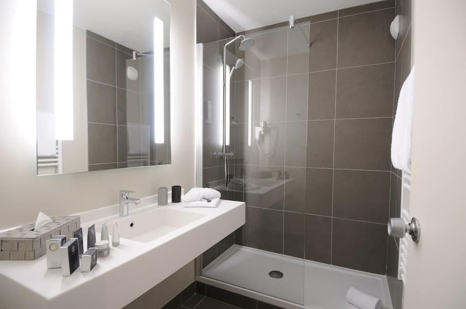 Shower, hair dryer, bathrobes, slippers