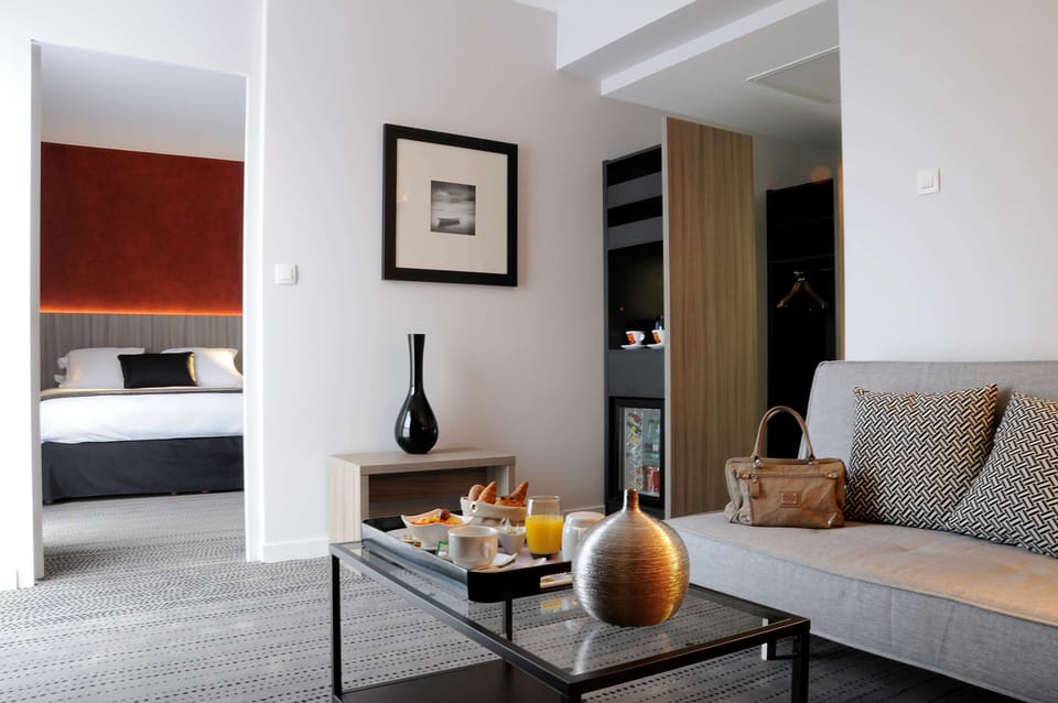 Suite, 1 King Bed, Non Smoking (with Sofabed) | Premium bedding, in-room safe, desk, laptop workspace
