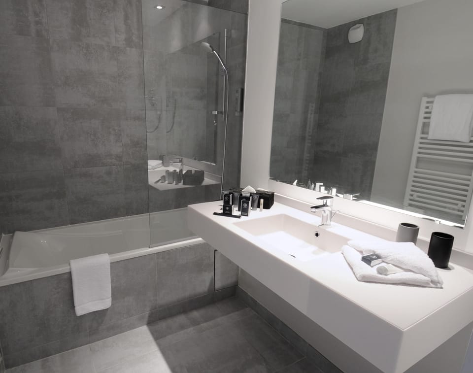 Shower, hair dryer, bathrobes, slippers