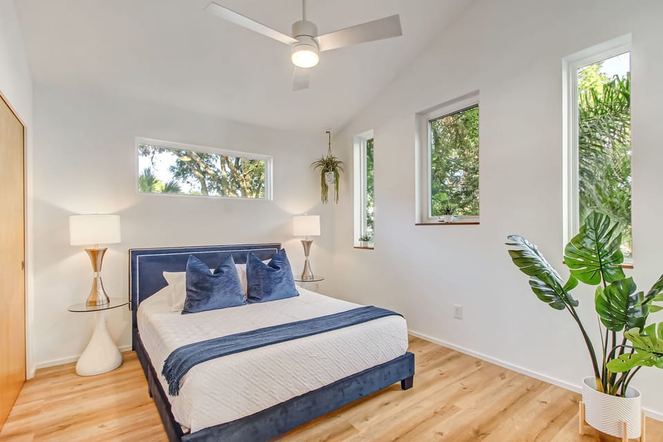 Guest bedroom: Queen bed and ensuite bathroom