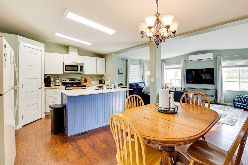 Dining Area | Dishes & Flatware Provided
