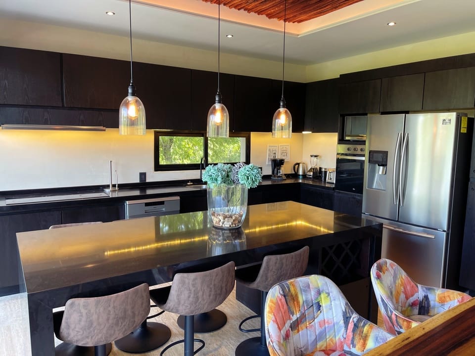 Full equipped kitchen and a big island to be the best chef or share your meals