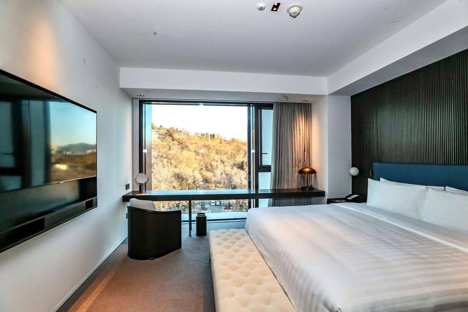 Executive Suite | Hypo-allergenic bedding available, down comforters, minibar