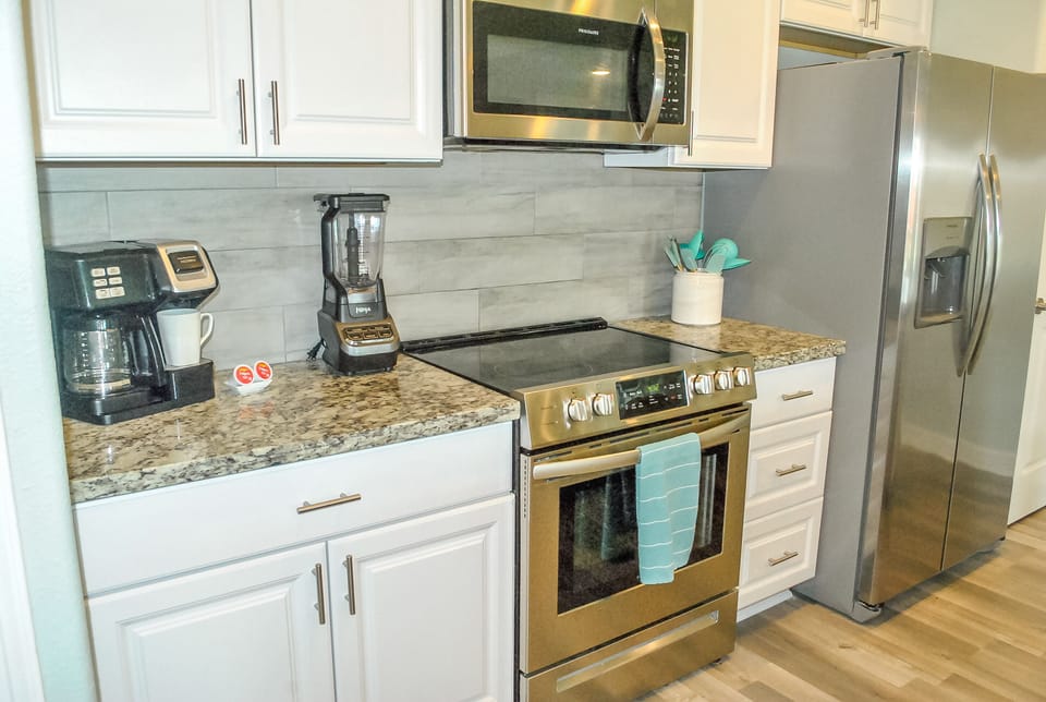 Hamilton Flex Brew coffee machine brews  single serve k-pods or a full pot.