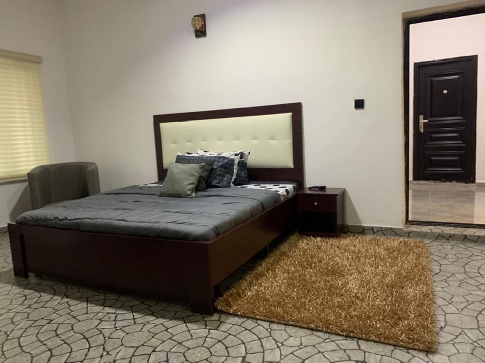 Grand Apartment | Desk, laptop workspace, iron/ironing board, free WiFi