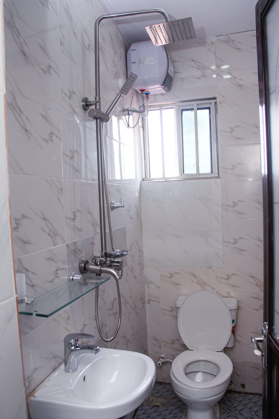 Presidential Suite | Bathroom | Shower, rainfall showerhead, towels