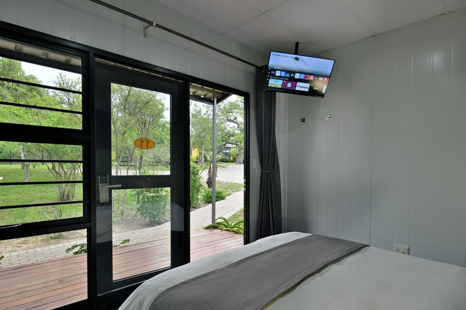 Double Room | Minibar, desk, bed sheets