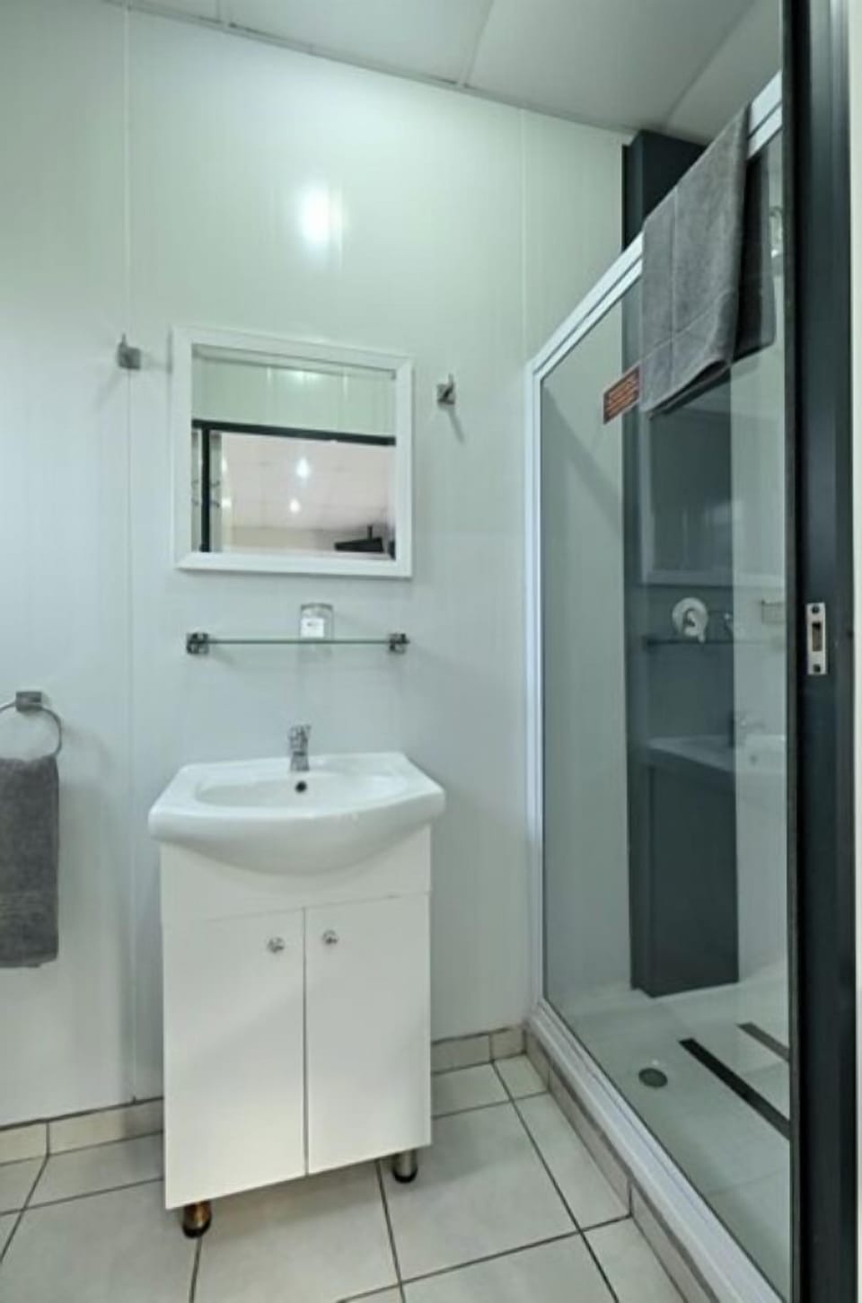 Twin Room | Bathroom | Shower, towels