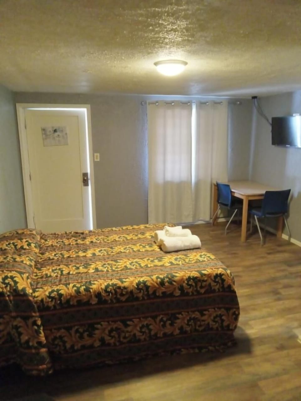 Basic Room | Living area | 30-inch LED TV with cable channels, TV