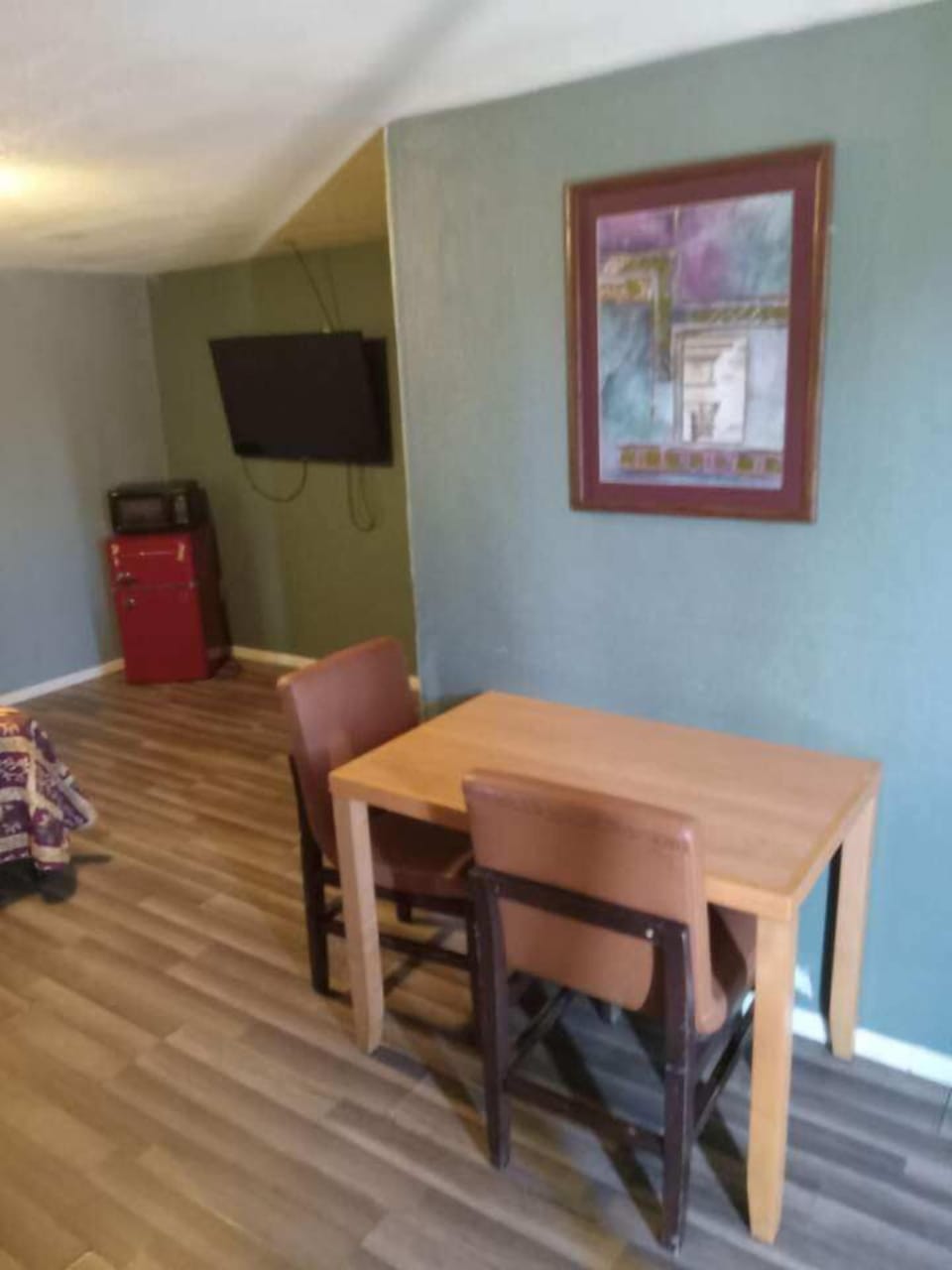 Basic Single Room | Living area | 30-inch LED TV with cable channels, TV