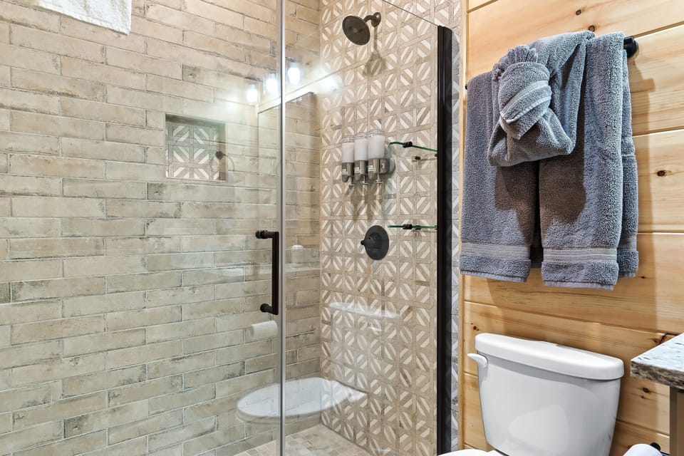 Twin Creek Falls en suite bathroom