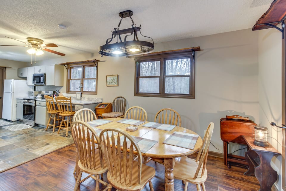 Dining Area | Seating for 6 | Main Level