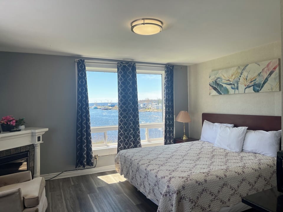 Deluxe Room, 1 King Bed, Non Smoking, Lake View (Non pet friendly) | Desk, free WiFi, bed sheets