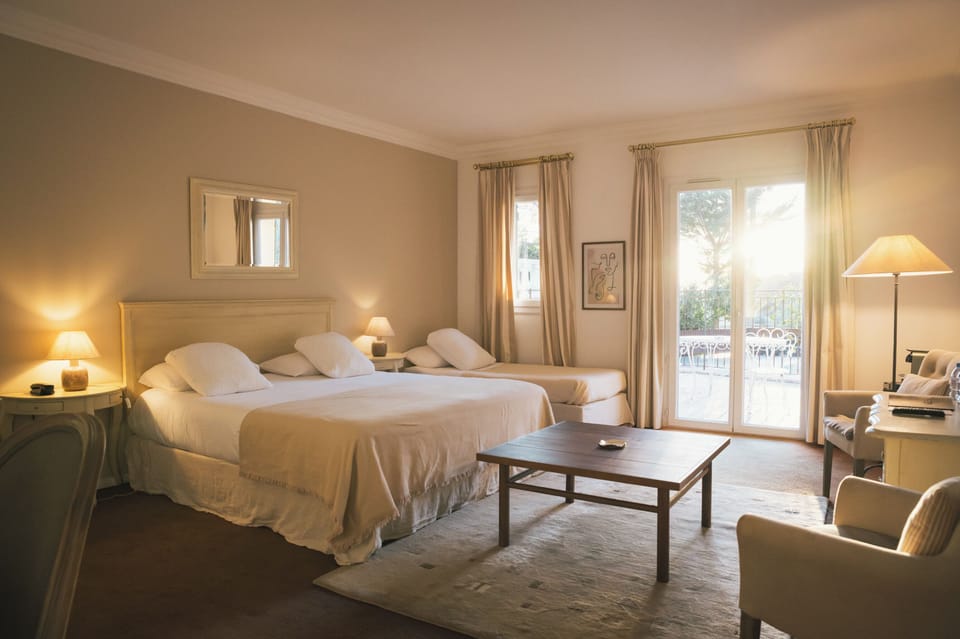 Suite Familiale | Minibar, in-room safe, desk, laptop workspace