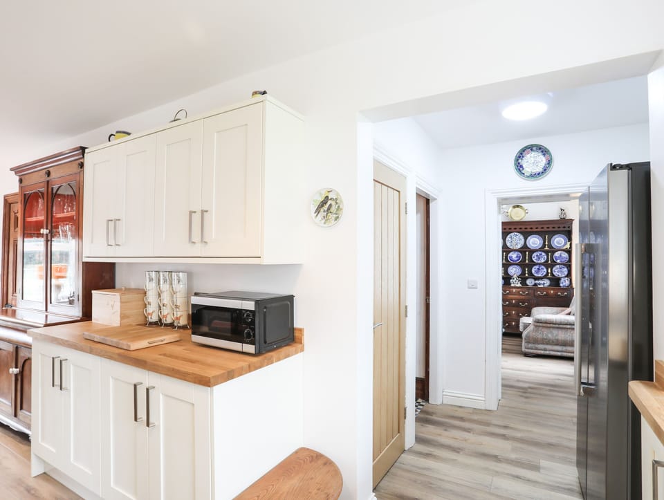 Cottage | Private kitchen | Fridge, microwave, dishwasher, electric kettle