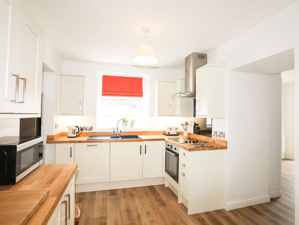 Cottage | Private kitchen | Fridge, microwave, dishwasher, electric kettle