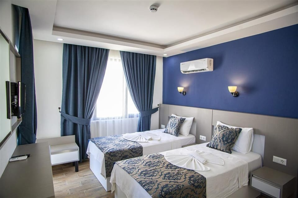 Standard Twin Room | Desk, laptop workspace, free WiFi, bed sheets