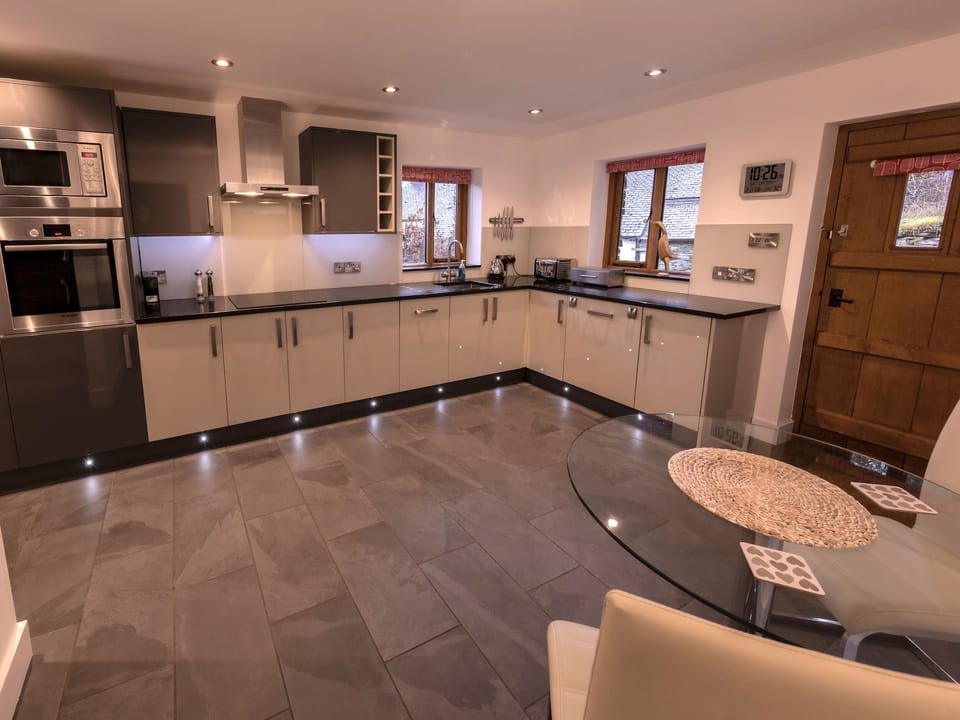 Cottage | Private kitchen | Fridge, microwave, dishwasher, electric kettle