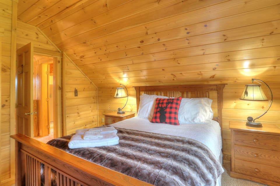 Upper Level Bedroom - Queen