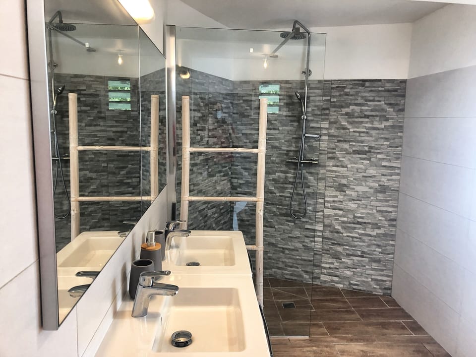 The bathroom of the Exotik gîte (2)