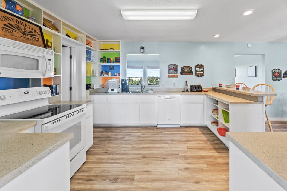 06-Surf-Or-Sound-Realty-975-Feat-in-The-Sand-Kitchen-06
