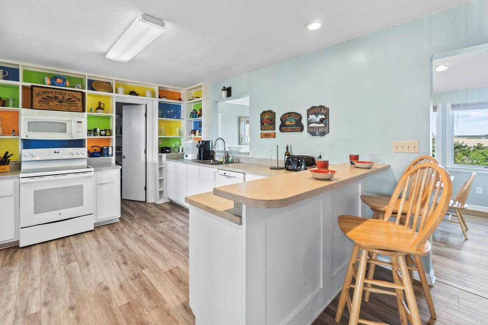 05-Surf-Or-Sound-Realty-975-Feat-in-The-Sand-Kitchen-05