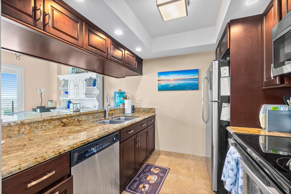 Updated kitchen, full stocked.