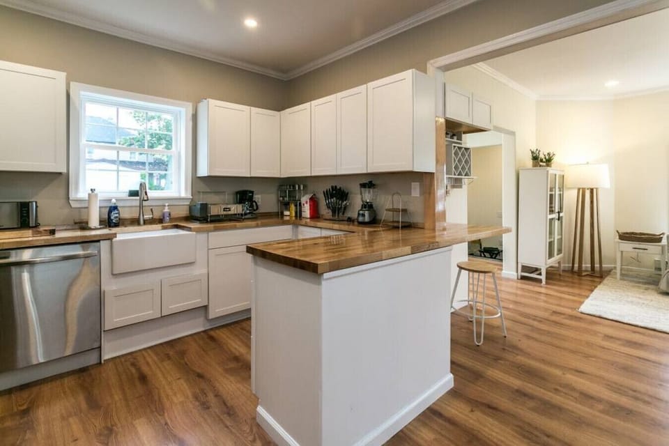 A modern kitchen with all the bells and whistles, perfect for cooking and entertaining.