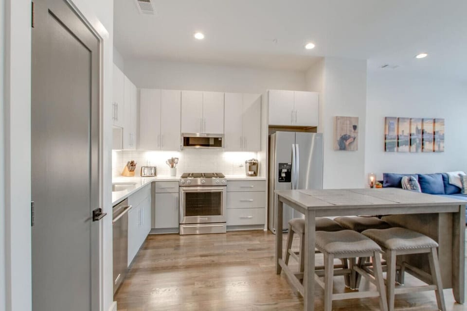 Host Extraordinaires keeps this kitchen spotless and ready for your favorite recipes.